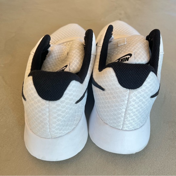 Nike Men’s Tanjun Walking Athletic Shoes Sneakers White and Black Size 9 - Picture 8 of 10